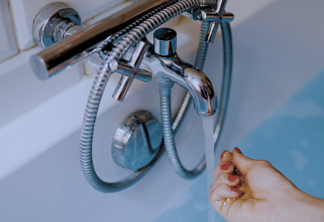 Plumbing company in Macomb County testing bathtub faucet